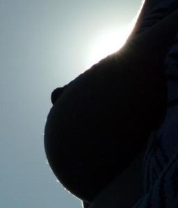 Brust: Forscher machen Fortschritte bei Brustkrebs (Foto: pixelio.de/H. Hautumm)