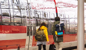 Auf dem Bahnsteig: mit 36hrs Städte neu entdecken (Foto: pixelio.de, Sturm)