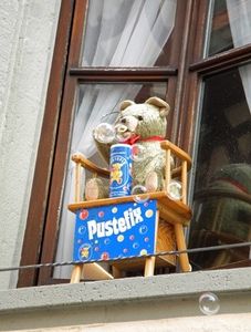 Teddy: Nicht nur Kinder mögen es verspielt (Foto: pixelio.de/Heike)