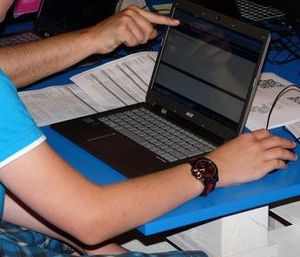 Schüler am Laptop: im Web mit Lehrern verbunden (Foto: pixelio.de/Dieter Schütz)