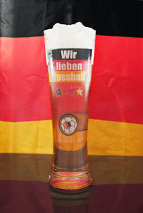 Deutsches Bier: strömt zur WM in Massen (Foto: pixelio.de/Timo Klostermeier)