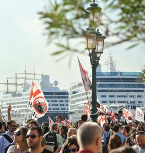 Kreuzfahrtschiffe in Venedig: Widerstand wächst stetig (Foto: nograndinavi.it)