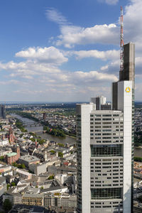 Commerzbank-Tower: Unternehmen will einsparen (Foto: pixelio.de, La Liana)
