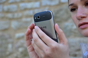 Smartphone-Check: Eheleute sichern sich ab (Foto: pixelio.de, Joachim Kirchner)
