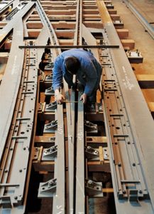 Arbeiten an einer Weiche: Vossloh stellt sich neu auf (Foto: vossloh.com)