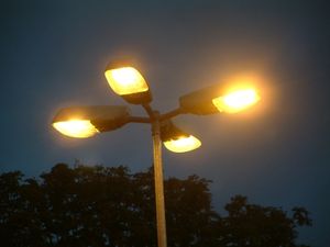 Altmodische Straßenlaternen: Weichen zunehmend LEDs (Foto: seedo, pixelio.de)