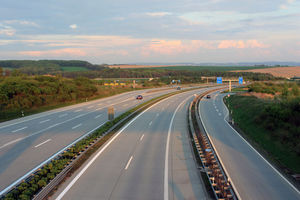 Autobahn: Pkw-Maut nicht nur auf Autobahnen (Foto: pixelio.de/Uwe Schlick)