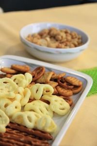 Knabbereien: Sind bei fadem TV schnell weg (Foto: pixelio.de/Elisa Al Rashid)