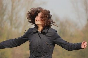 Frau: Web beeinflusst Attraktivitätswahrnehmung (Foto: pixelio.de/Gisela Peter)