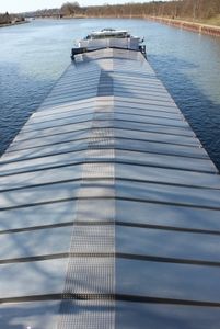 Frachtschiff: Lieferenpässe durch Nachfrage-Boom (Foto: pixelio.de/S. Schmich)