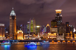 Shanghai bei Nacht: viele Firmen verschuldet (Foto: pixelio.de, Lothar Krause)