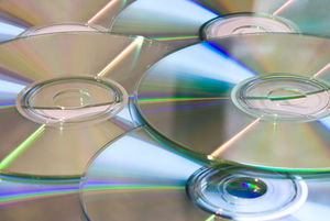 DVDs: Raubkopien gefährden Arbeitsplätze (Foto: pixelio.de/T. Wengert)
