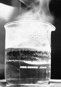 Reagenzglas: neues Material zur Dampferzeugung (Foto: web.mit.edu) Reagenzglas: neues Material zur Dampferzeugung (Foto: web.mit.edu)