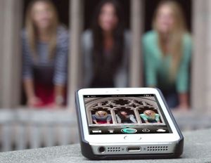 Hülle: Handy sollte zum Beispiel auf Brüstung liegen (Foto: CaseCam/Kickstarter)