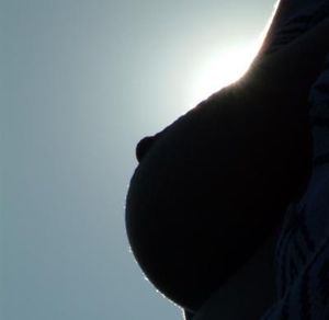 Brust: umstrittenes Krebsrisiko durch Östrogen (Foto: pixelio.de/H. Hautumm)