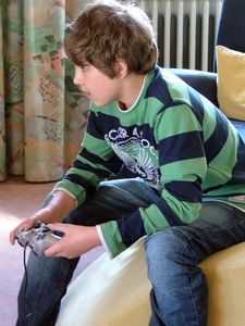 Spielender Junge: Eine Stunde am Tag schadet nicht (Foto: pixelio.de, schemmi)