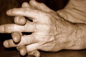 Alte Hände: Denkfähigkeit nimmt im Alter ab (Foto: pixelio.de, Xenia B.)