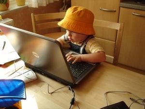 Kind am PC: So angreifbar kann Programm-Code sein (Foto: erysipel, pixelio.de)