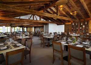 Neue Möblierung und Live-Cooking (Foto: Sheraton Davos Hotel Waldhuus)