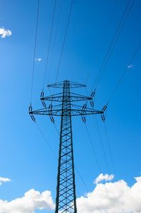 Strommast: Energiepreise sind zu hoch (Foto: pixelio.de/Karin Bangwa)