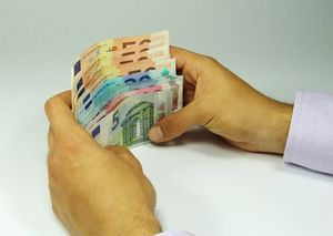 Geld: Belohnungen wirken zumeist motivierend (Foto: pixelio.de/GG-Berlin)