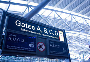 Gate-Schild: Touristen liefern Bestellungen aus (Foto: pixelio.de/R. Sturm)