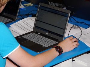 Schüler am Laptop: späterer Schulbeginn ratsam (Foto: pixelio.de, Dieter Schütz)