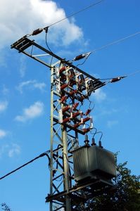 Strommast: Versorger in der Bredouille (Foto: pixelio.de, Thomas Max Müller)