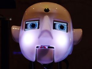 Roboterkopf: Robotik hilft Kindern mit ASD (Foto: pixelio.de, Dieter Schütz)