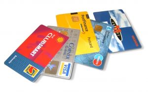 Kreditkarten: Bargeld verliert an Bedeutung (Foto: pixelio.de/manwalk)