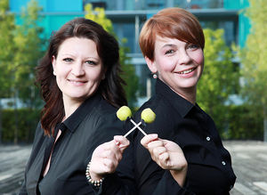 Irena Schnur und Jasmin Soltmannowski sind Backhochzwei (Foto: Nicolas Aebi). 