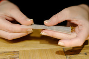 Joint-Drehen: ist doch nicht suchtrisikofrei (Foto: Petra Bork, pixelio.de)