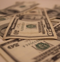 Dollar-Scheine: US-Agrarfonds verlieren Geld (Foto: pixelio.de/Roland Bamberger)