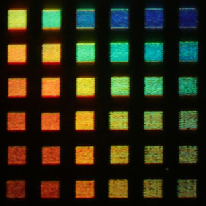 Regenbogenfarben: Alu-Pixel liefern viele Töne (Foto: J. Olson/Rice University)