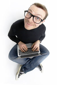 Im Urlaub surfen: Social-Media-Ausgaben steigen (Foto: Tim Reckmann/pixelio.de)