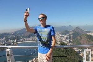 Selfie: kann Beziehungen schaden (Foto: pixelio.de, Astrid Götze-Happe)