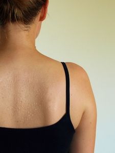 Trägertop: Körpergeruch wird nicht verhindert (Foto: pixelio.de/M. Lanznaster)