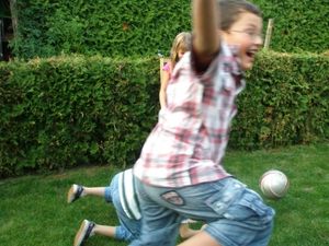 Spielende Kinder: Bewegung gut für den Kopf (Foto: pixelio.de/A.Heiler)