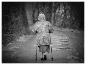 Seniorin beim Walken: Geruchssinn wichtiger Faktor (Foto: pixelio.de/Schimmel)