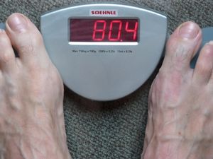 Auf der Waage: Fettleibige bei Twitter verspottet (Foto: pixelio.de, D. Schütz) Auf der Waage: Fettleibige bei Twitter verspottet (Foto: pixelio.de, D. Schütz)