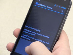 Handy: Auf dem Handy steht, was der Glass-Träger sieht (Foto: gatech.edu)