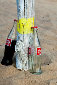 Coca-Cola-Flaschen am Strand: sind Marketing-Quelle (Foto: pixelio.de/piu700)