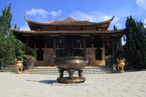 Tempel: Asiaten teilen gerne Reiseeindrücke (Foto: pixelio.de/Janusz Klosowski)