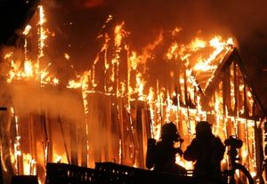Brand: Gerät kann sogar Brandbeschleuniger ermitteln (Foto: pixelio.de/weberje) Brand: Gerät kann sogar Brandbeschleuniger ermitteln (Foto: pixelio.de/weberje)