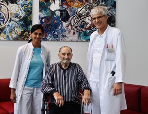 Patient (Mitte) samt Oberarzt Werner Scholtz (rechts) (Foto: Kerstin Konze)