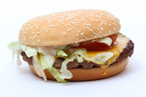 Burger: wird oft wegen smarter Werbung gegessen (Foto: Tim Reckmann/pixelio.de)