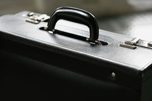 Aktenkoffer: genaues Bild schafft Karrierechancen (Foto: pixelio.de/R. Sturm)