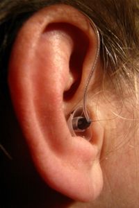 Hörhilfe: ist beim Musikhören oft nicht hilfreich (Foto: H. Snoek, pixelio.de)