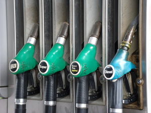 Zapfsäule: Niedrige Benzinpreise in den USA (Foto: pixelio.de/REK)