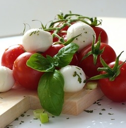 Tomaten mit Mozzarella: Blaufärbung erforscht (Foto: pixelio.de, gänseblümchen)